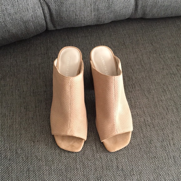 Kenneth Cole perforated Mules beige suede 8.5 - Picture 2 of 5